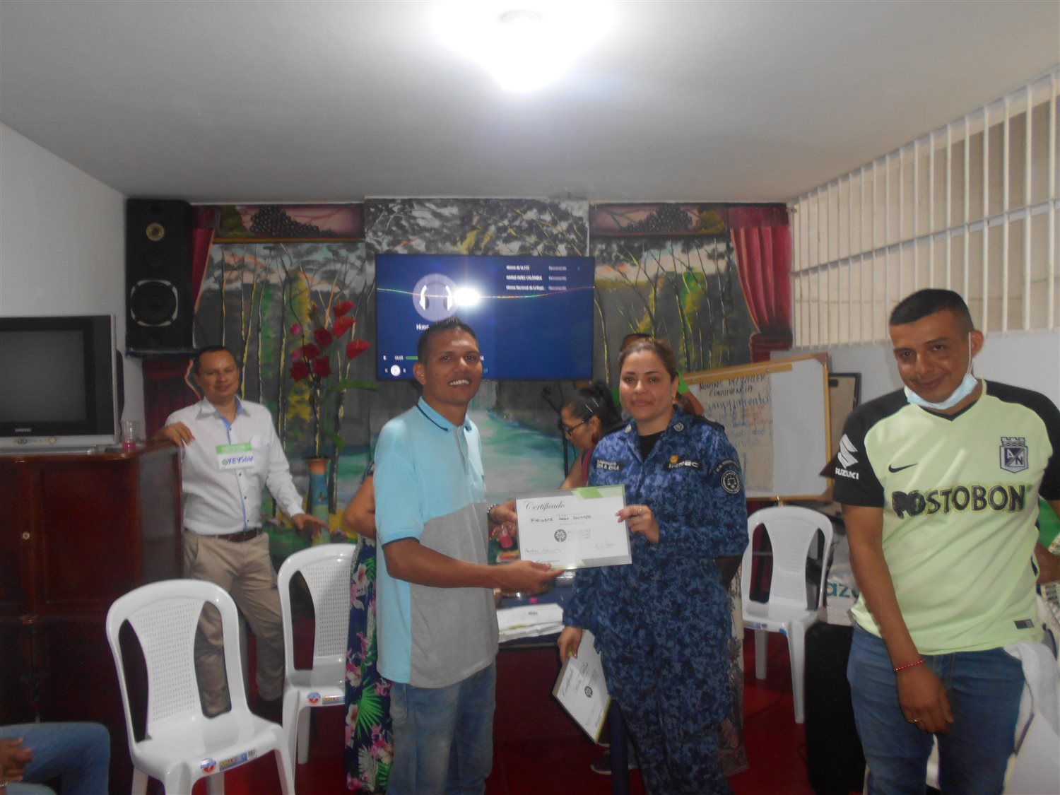 Entrega de certificado en la graduación 2022