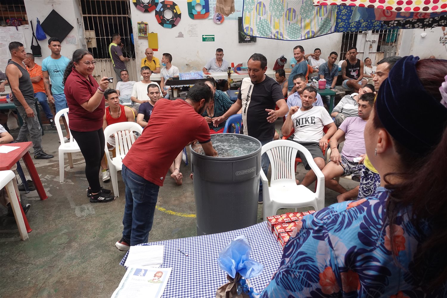 Actividad grupal en el patio de La Mesa